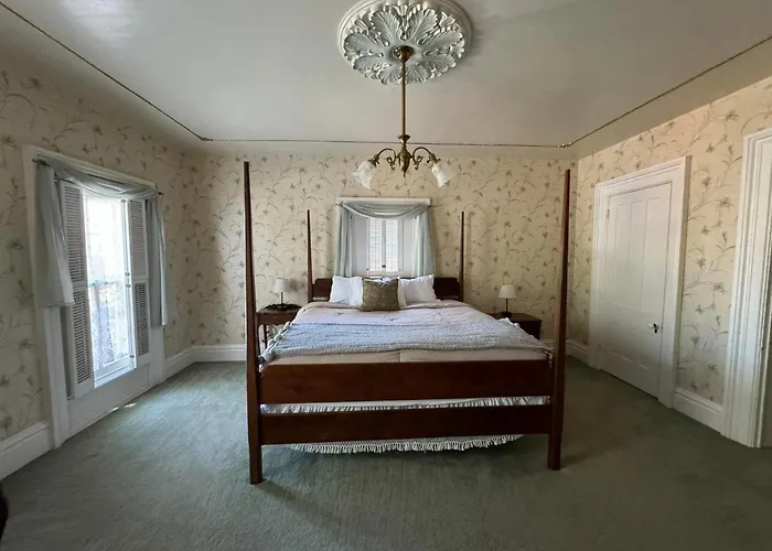 Carriage House Bed And Breakfast